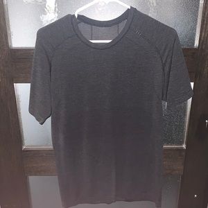 Black lululemon tee